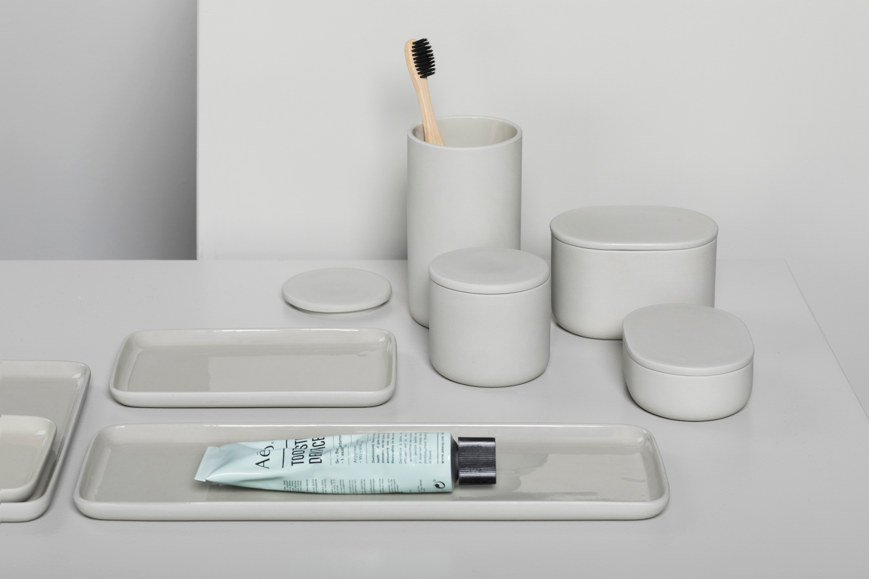 Beige oval storage box with lid large - Bertrand Lejoly