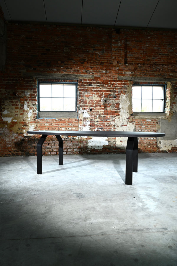 Oval shaped dining table Nero